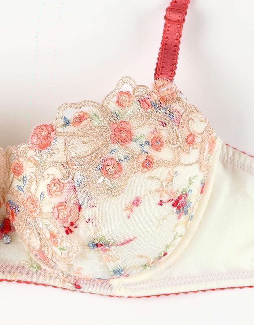 ウイング／レシアージュ ふっくらまるい自然な谷間をメイク