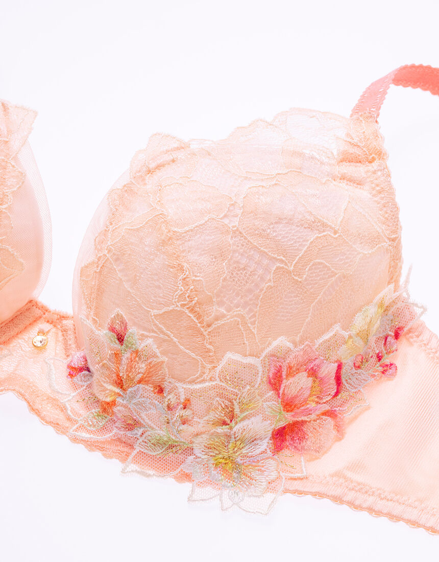 ウイング／レシアージュ バックがしなやかに伸び、やさしいつけ