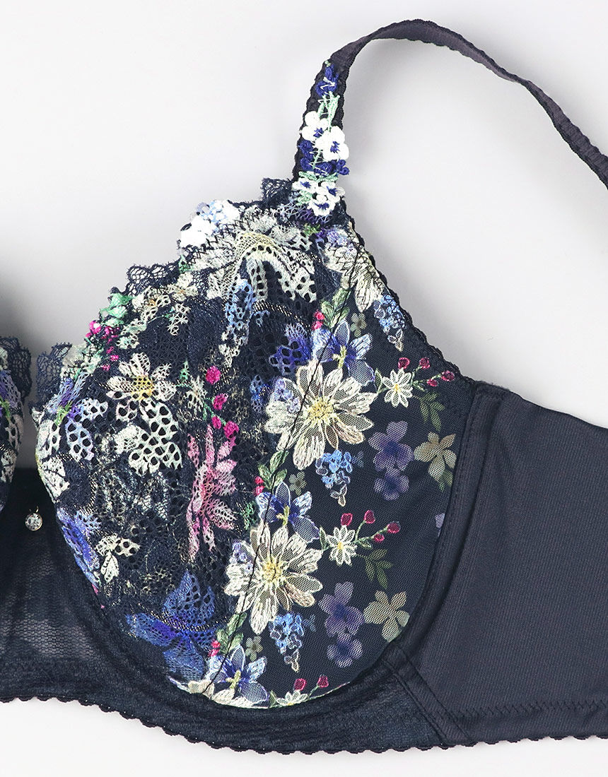 ウイング／レシアージュ 「小さく見せるブラ」自然にすっきり