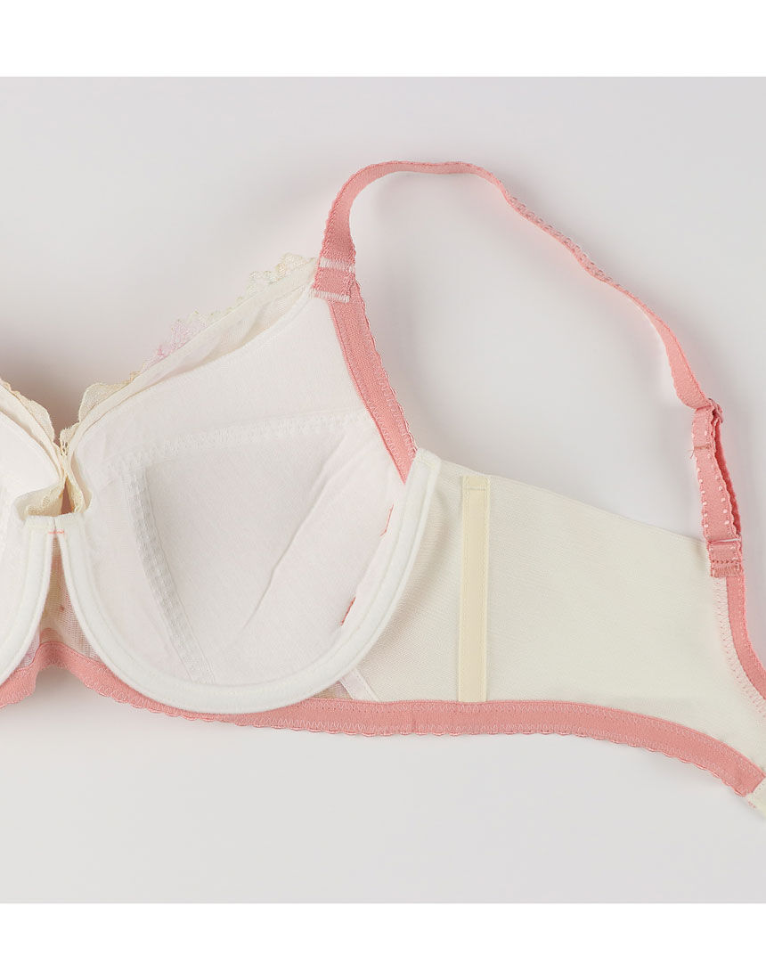 ウイング／レシアージュ 「小さく見せるブラ」自然にすっきり見せる