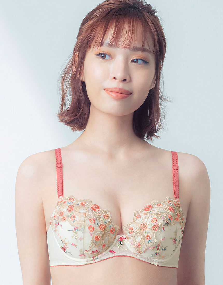 ウイング/レシアージュ ふっくらまるい自然な谷間をメイク ウイング/レシアージュ ふっくらまるい自然な谷間をメイク