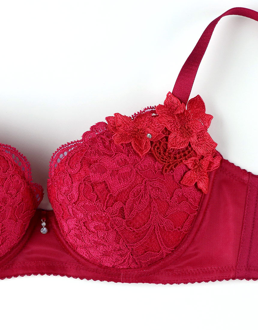 サルート セレブ女優のような艶デコルテ、バスト位置は高く【女優