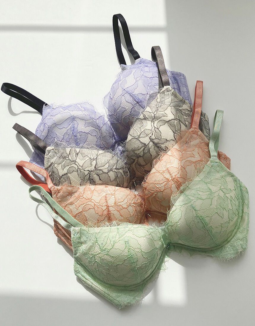 アンフィ ノンワイヤーで谷間もシルエットも美しく整える