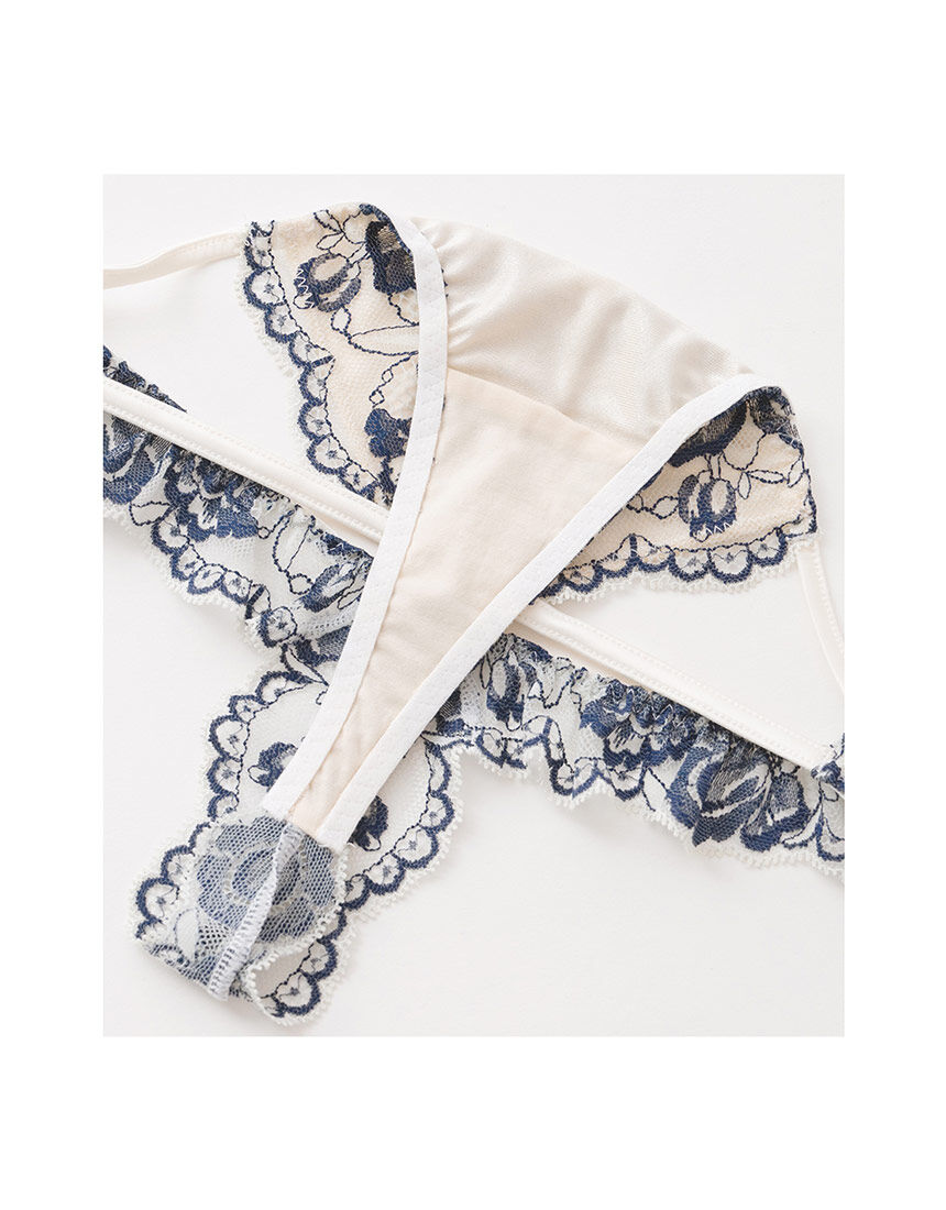 SALON by PEACH JOHN 【Tバック】左右に大胆なホールの仕掛けで