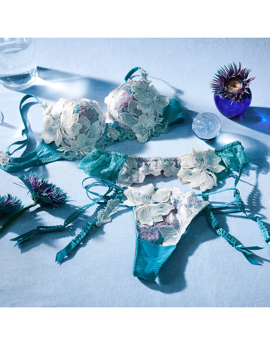 サルート 【限定発売商品】B〜Iカップ：きれいな谷間をつくる