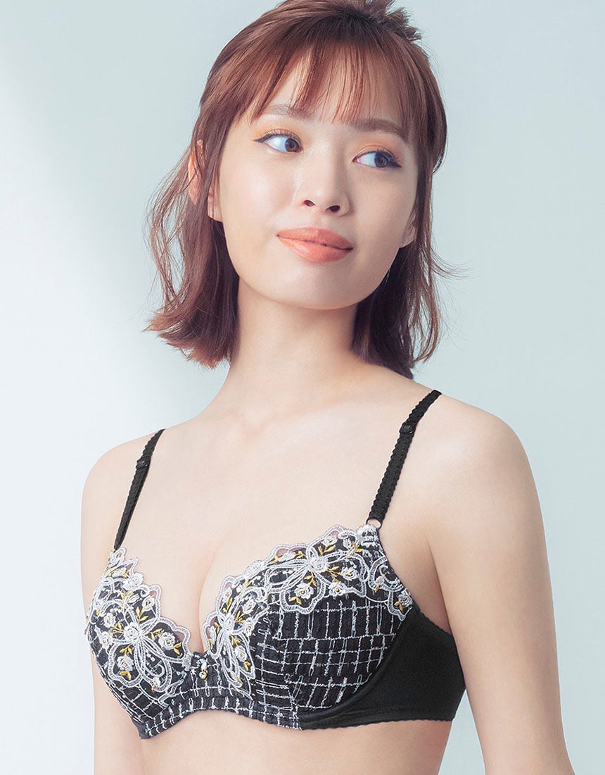 ウイング/レシアージュ ふっくらまるい自然な谷間をメイク ウイング/レシアージュ ふっくらまるい自然な谷間をメイク