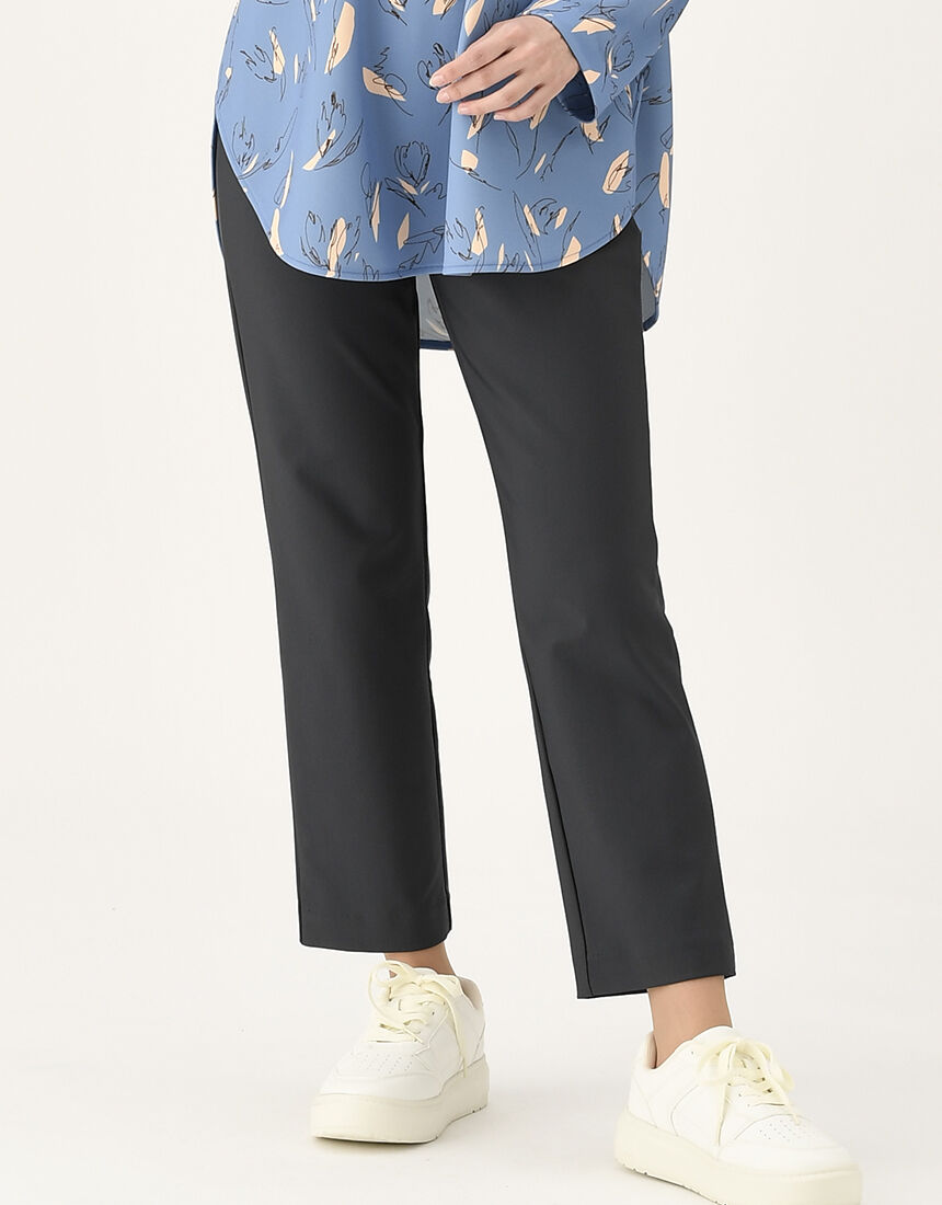 ワコール_カルソン たてよこに伸びるストレートシルエットパンツ