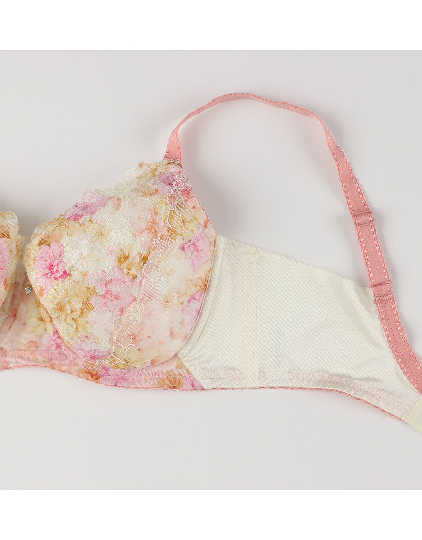 ウイング／レシアージュ 「小さく見せるブラ」自然にすっきり見せる