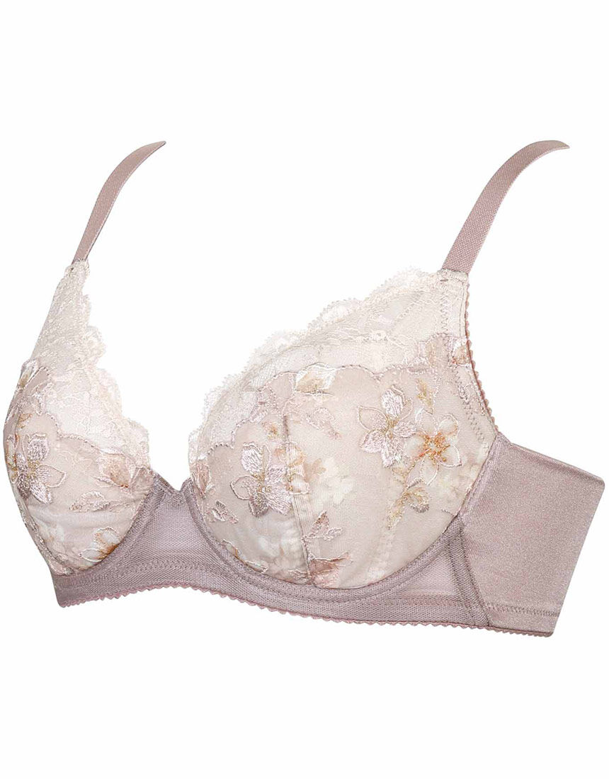 ワコール 【新色】ニットもすっきり着こなす 小さく見せるブラ 3／4