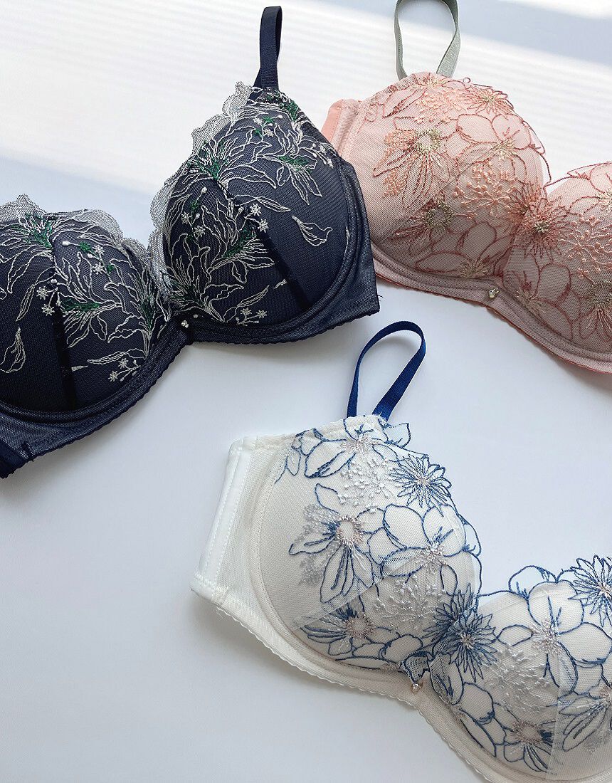 アンフィ ノンワイヤーで谷間もシルエットも美しく整える