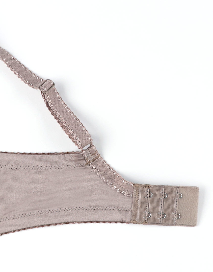 ウイング 【小さく見せるブラ】バストの高さ＆脇おさえで、すっきり服