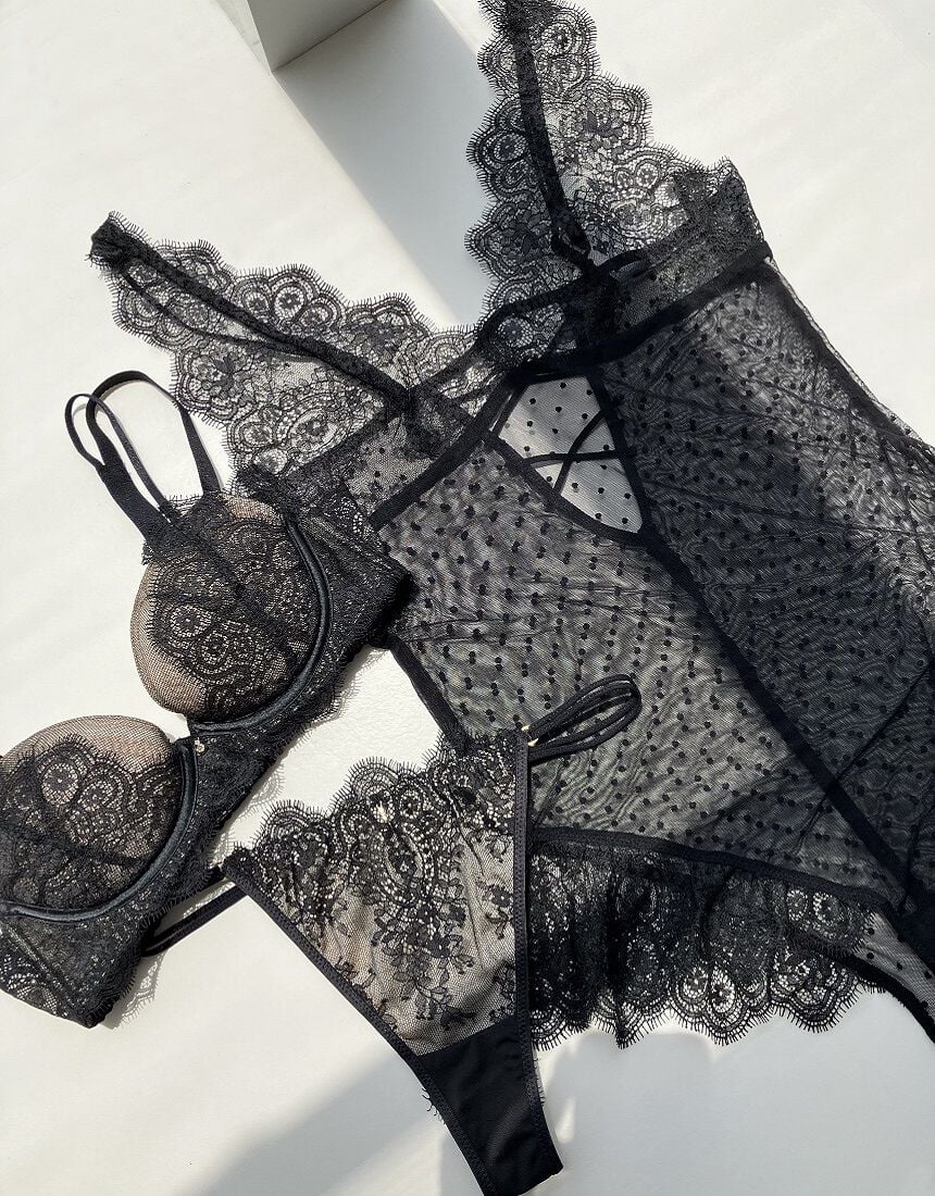 【Christian Dior】新品ランジェリー　黒レーススリップ　キャミ Wacoal 黒レース ランジェリー テディ Christian Dior】新品