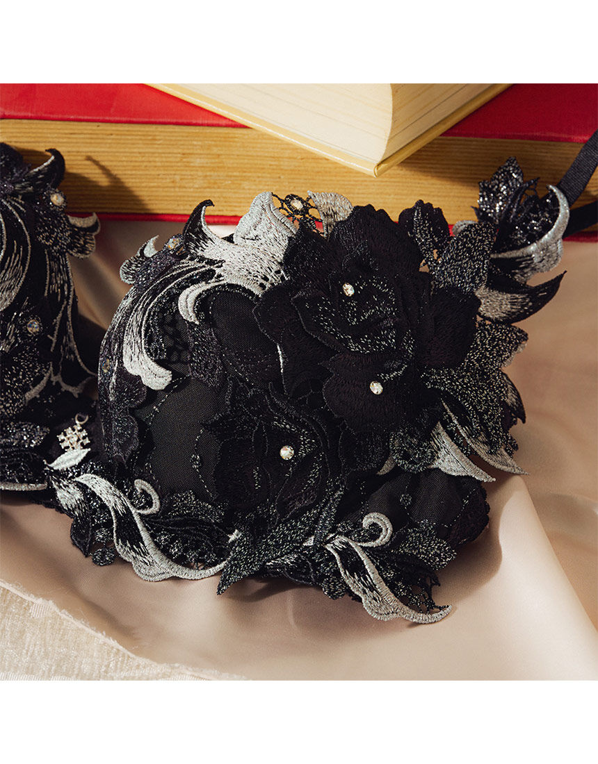 サルート 【限定発売商品】C〜Iカップ：きれいな谷間をつくる