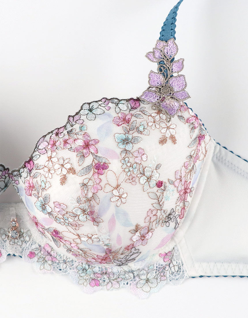 ウイング／レシアージュ 【新色先行】ふっくらまるい自然な谷間を