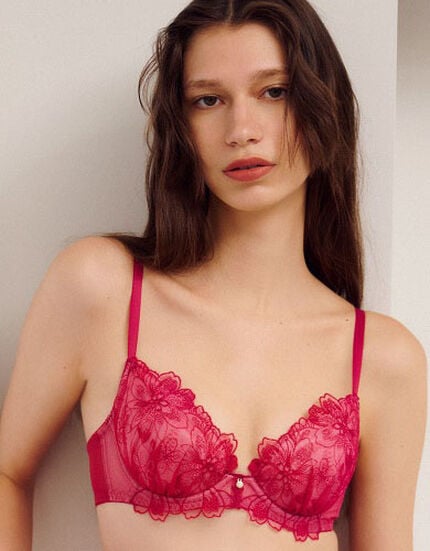 自然なまるみのバストシルエットをメイク