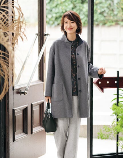 おしゃれに季節をつなぐコートの洗練スタイル　１
