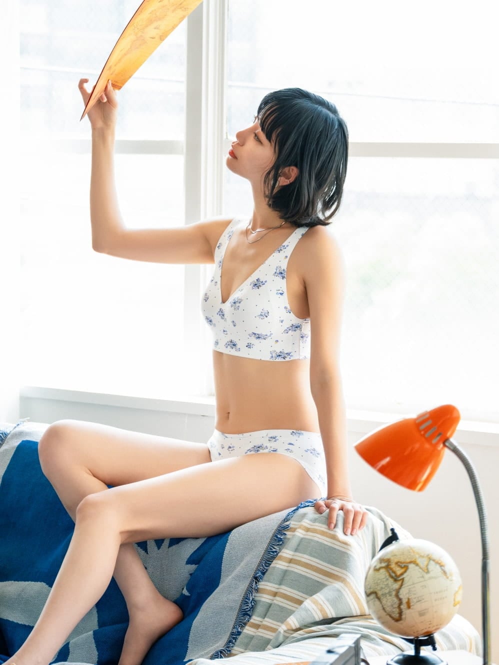 小花ブーケ柄のハーフトップブラとショーツを着用したモデル