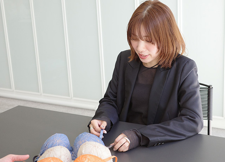 「アンフィ」クリエイティブディレクター 東谷（ひがしたに）