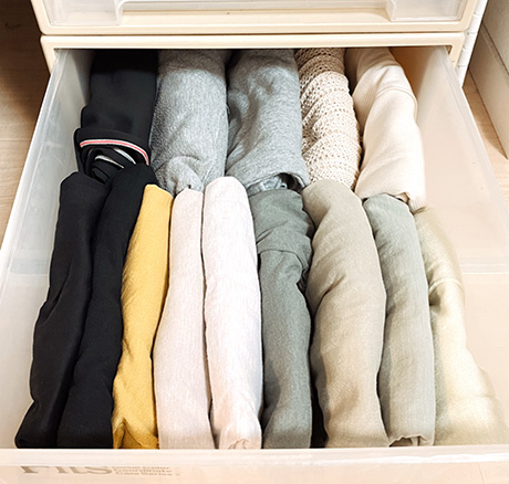 ニットやTシャツのようなトップスは、立てて引き出しに収納