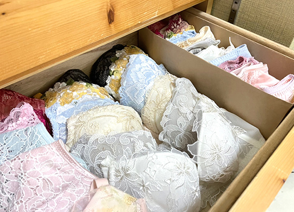 下着などは、仕切りを作って立てて収納